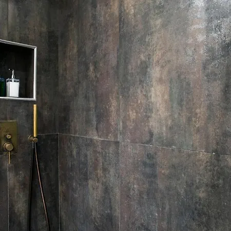 Apartmán Plum Guide - Obsidian & Cream
