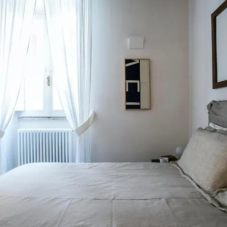 Apartmán Plum Guide - Obsidian & Cream *